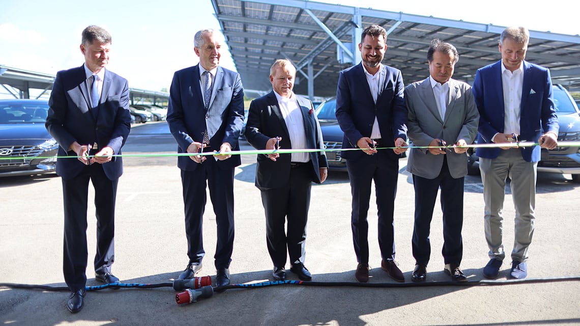 Meilenstein erreicht: MOSOLF Group nimmt ersten Bauabschnitt der größten Photovoltaik-Parkplatzüberdachung Deutschlands in Betrieb